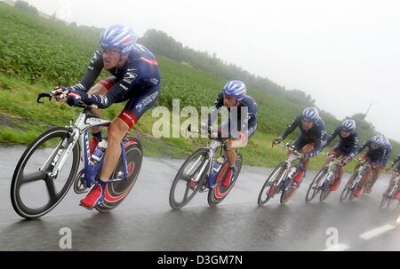 (Dpa) - i ciclisti del team US Postal Services, guidati da noi il ciclista Lance Armstrong nel ciclo la pioggia lungo una strada durante il team crono race alla quarta tappa del Tour de France che conduce da Cambrai per Arras, Francia, 7 luglio 2004. Anche la pioggia torrenziale durante il team crono race da Cambrai per Arras non poteva fermare il 32-anno-vecchio Texano. Usa i servizi postali i ciclisti Foto Stock