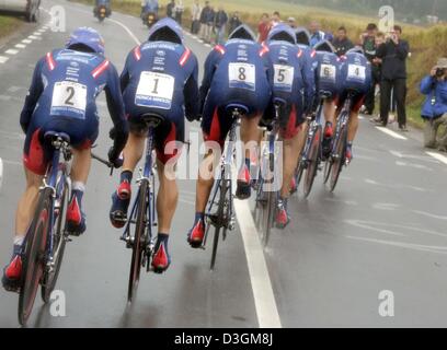 (Dpa) - i ciclisti del team US Postal, guidati da noi il ciclista Lance Armstrong nel ciclo la pioggia lungo una strada durante il team crono in gara nella quarta tappa del Tour de France da Cambrai per Arras, Francia, 7 luglio 2004. Anche la pioggia torrenziale durante il team crono race da Cambrai per Arras non poteva fermare il 32-anno-vecchio Texano. La US Postal ciclisti hanno catturato tutti i top di FIV Foto Stock