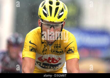 (Dpa) - ciclista australiano Robbie McEwen del team Lotto-Domo indossa la maglia gialla del leader globale durante il 64,5 km lungo la quarta tappa del Tour de France da Cambrai per Arras, Francia, 7 luglio 2004. Forti piogge in tutta la fase causato molti incidenti e difetti. Dopo che il suo team fnished in un deludente 18esimo posto McEwen ha perso la maglia gialla dopo la fase. Foto Stock