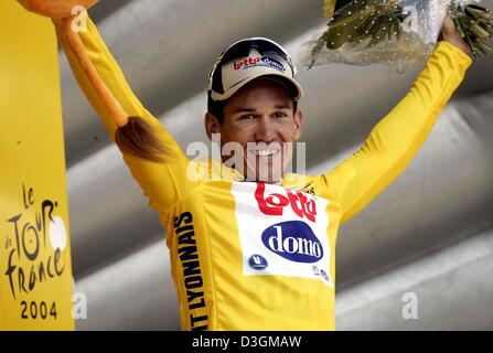 (Dpa) - ciclista australiano Robbie McEwen del team Lotto-Domo ha conquistato la maglia gialla nella terza fase dell'91Tour de France a Wasquehal, Francia, 6 luglio 2004. La terza fase ha portato al di sopra di un tratto di 210 km da Waterloo, Belgio, a Wasquehal. Foto Stock