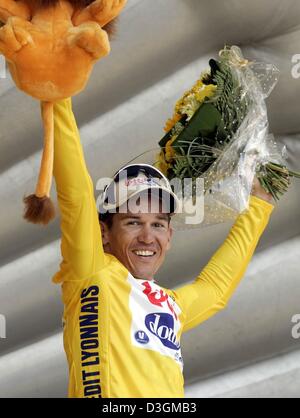 (Dpa) - ciclista australiano Robbie McEwen del team Lotto-Domo ha conquistato la maglia gialla nella terza fase dell'91Tour de France a Wasquehal, Francia, 6 luglio 2004. La terza fase ha portato al di sopra di un tratto di 210 km da Waterloo, Belgio, a Wasquehal. Foto Stock