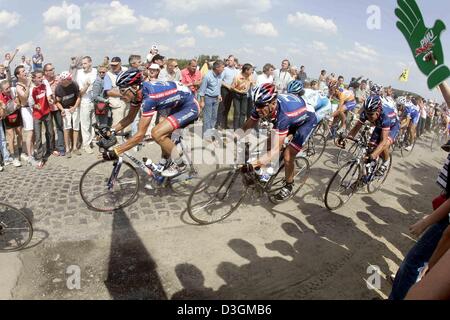 (Dpa) - i ciclisti del team statunitense US Postal, (da L:) Noi George HINCAPIE, noi Lance Armstrong e Russo Viatceslav Ekimov giro sulla sezione di ciottoli, il cosiddetto Pavees, durante la terza tappa del Tour de France che conduce da Waterloo, Belgio, a Wasquehal, Francia, 6 luglio 2004. Per la prima volta dal 1988 una stretta e pericolosa in ciottoli di sezione è stata di nuovo parte del Foto Stock