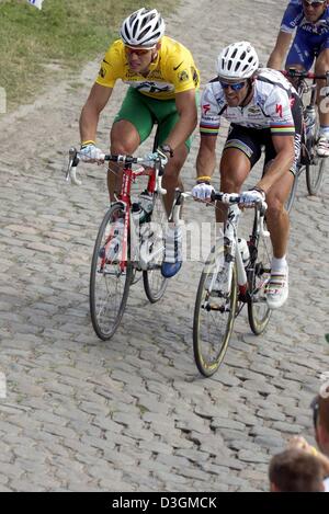 (Dpa) - ciclista norvegese Thor HUSHOVD del team di Credit Agricole, chi indossa la maglia gialla del leader globale e il pilota italiano Mario Cipollini del Team Domina Vacanze lotta dopo un crash durante la terza tappa del Tour de France vicino a Waterloo, Belgio, 6 luglio 2004. Il terzo e 210km lunga tappa del 91Tour de France corsa di ciclismo ha preso i ciclisti da Waterloo a W Foto Stock