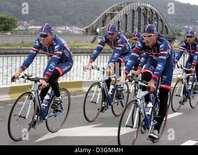 (Dpa) - i ciclisti del team statunitense US Postal, (da L:) cinque volte vincitore del Tour de France Lance Armstrong, in Russia la Vjatceslav Ekimov e noi George Hincpie cavalcare le loro biciclette durante una sessione di formazione di Liegi, in Belgio, giovedì 1 luglio 2004. Il Tour de France, il più grande del mondo manifestazione ciclistica, avrà inizio con il prologo a Liegi il sabato. Foto Stock