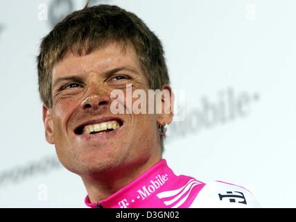 (Dpa) - Tedesco ciclismo pro Jan Ullrich sorrisi durante la presentazione del T-Mobile cycling team a Bonn, Germania, Venerdì, 25 giugno 2004. Il Tour de France inizia il sabato, 3 luglio 2004. Foto Stock