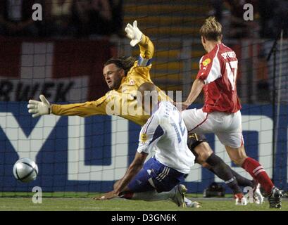 (Dpa) - Francia star avanti Thierry Henry (anteriore) punteggi 2-1 andare avanti l'obiettivo in 76th minuto come Swiss goalie Joerg Stiel arriva troppo tardi per salvare e defender Christoph Spycher può solo guardare. La nazionale francese vince il loro ultimo Euro 2004 gioco di gruppo contro la Svizzera a Cidade Stadium di Coimbra, Portogallo, 21 giugno 2004. La 3-1 vittoria assicurata il primo posto per la Francia in Foto Stock