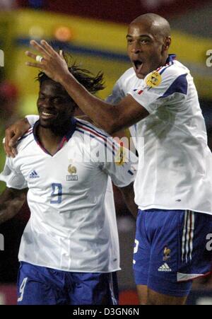 (Dpa) - Francia star avanti Thierry Henry (R) jubilates lungo con il suo compagno di squadra Louis Saha dopo il punteggio 2-1 andare avanti l'obiettivo in 76th minuto. La nazionale francese vince il loro ultimo Euro 2004 gioco di gruppo contro la Svizzera a Cidade Stadium di Coimbra, Portogallo, 21 giugno 2004. La 3-1 vittoria assicurata il primo posto per la Francia nel gruppo B e imposta un match contro la Grecia in quart Foto Stock