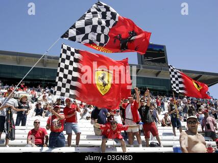 (Dpa) - Un gruppo di tifosi Ferrari fare il tifo per il supporto durante la formula di una formazione qualificante sulla pista di Indianapolis, Stati Uniti d'America, 19 giugno 2004. Foto Stock