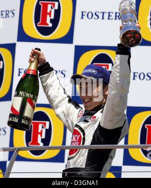 (Dpa) - Giapponese pilota di Formula Uno di Takuma Sato di bar Cheers Honda con una bottiglia di champagne dopo aver tenuto il terzo posto in noi Gran Premio di Indianapolis, Stati Uniti d'America, 20 giugno 2004. Foto Stock
