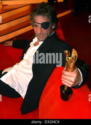 (Dpa) - Attore Birol Uenel pone con il suo "Lola' Award per il Miglior Attore dopo il film tedesco Awards di Berlino, 18 giugno 2004. Il suo film "Gegen die wand" (contro la parete) sui giovani tedeschi con radici turco gratuito di rottura del loro background musulmano prelevati cinque Lolas. Intitolato provvisoriamente "testa su" per la versione internazionale, il film è stato giudicato il miglior film. Circa duemila invitati gu Foto Stock