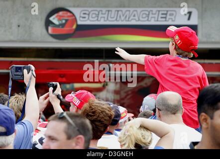 (Dpa) - Ferrari tifosi e visitatori si erge davanti alla Ferrari pit durante la tradizionale giornata aperta al circuito di Formula Uno a Indianapolis, Indiana, Stati Uniti d'America, 17 giugno 2004. Il Gran Premio degli Stati Uniti inizia il 20 giugno 2004. Foto Stock