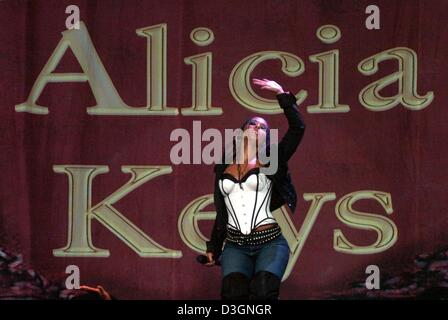 (Dpa) - US cantante Alicia Keys esegue sul palco del Freilichtbuehne im Stadtpark ad Amburgo, Germania, 15 giugno 2004. Il 23-anno-vecchio R&B singer ha presentato brani dal suo ultimo album "Il Diario di Alicia Keys' per 3.000 entusiasti fans. Il suo tour europeo porterà il suo attraverso la Germania, Belgio, Italia, Svizzera, Francia, Spagna, Norvegia, Paesi Bassi, Danimarca, Regno Unito e Irlanda. Foto Stock