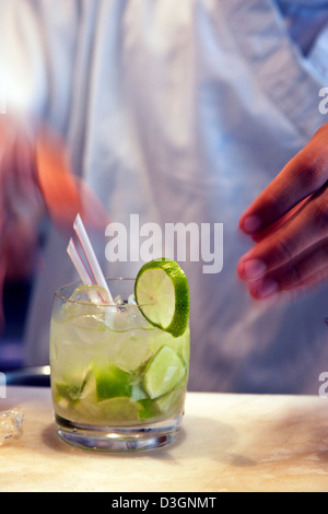 Un barman agitazione una bevanda di Caipirinha, Brasile del cocktail nazionali. Rio de Janeiro. Foto Stock