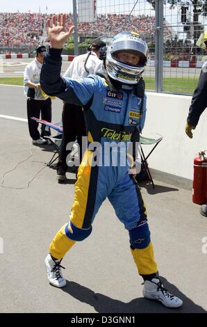 (Dpa) - Italiano pilota di formula uno Jarno Trulli (Renault) onde come egli cammina indietro alla fossa a piedi dopo un guasto del motore durante il Gran Premio del Canada a Montreal, 13 giugno 2004. Trulli ha dovuto ritirarsi secondi dopo a partire dal terzo posto sulla griglia di partenza. Foto Stock