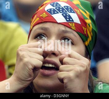 (Dpa) - Una giovane donna portoghese guarda deluso dopo la sua squadra ha perso l'EURO 2004 Gruppo di una partita di calcio tra la Grecia e il Portogallo a Porto, Portogallo, 12 giugno 2004. La Grecia ha vinto la partita contro il Campionato di Portogallo host 2-1. (Assenza di applicazioni per la telefonia mobile). Foto Stock