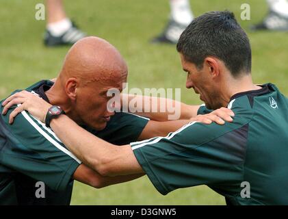 (Dpa) - Italiano UEFA arbitro Pierluigi Collina (L) e il suo collega tedesco Markus Merk partecipare alla finale di formazione generale a Espinho, Portogallo, 9 giugno 2004. Collina e Mark sono due complessivamente dodici arbitri dell'Euro 2004 Campionato di calcio. Collina sta per arbitro il gioco di apertura tra il Portogallo e la Grecia su Sabato, 12 giugno 2004. Foto Stock