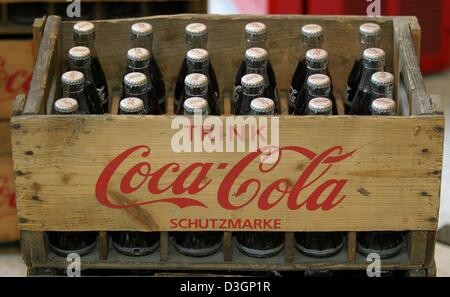 (Dpa) - Uno storico gabbia in legno di bottiglie di Coca Cola è sul display durante una conferenza stampa della società di bibite analcoliche in Berlino, 17 febbraio 2004. La società statunitense ha venduto le sue bevande in Germania per 75 anni. Foto Stock
