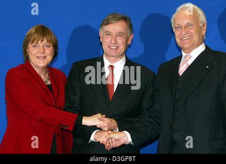 (Dpa) - Angela Merkel (L), presidentessa del conservatore CDU partito, e Edmund Stoiber (R), Presidente della CDU bavarese del partito fratello CSU, agitare le mani con il loro candidato per la presidenza tedesca Horst Koehler, davanti a una sedia riunione della CDU a Berlino il 7 marzo 2004. La Koehler, che ha rassegnato le dimissioni giovedì dopo sei anni come direttore del Fondo monetario internazionale (IM Foto Stock