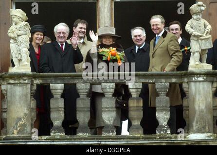 (Dpa) - La Regina Beatrice dei Paesi Bassi (C) in posa per una foto di gruppo con il Presidente tedesco Johannes Rau (2a da L) e sua moglie Christina Rau (L), il primo ministro dello Stato della Sassonia Anhalt Wolfgang Boehmer (terza da L) e il direttore della Fondazione per la cultura in Dessau-Woerlitz, Thomas Weiss, sul balcone del castello barocco di Oranienbaum, Germania orientale, 3 Mar Foto Stock