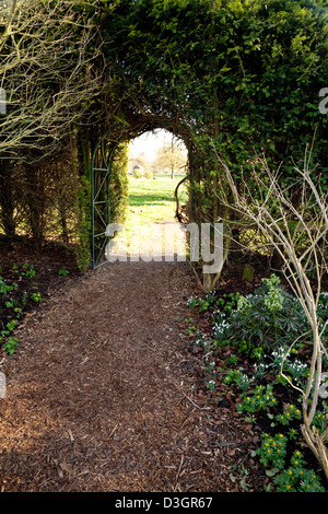 Un cancello giardino aperto in un cottage giardino inglese Foto stock -  Alamy