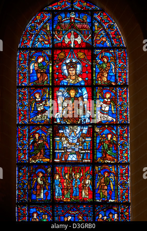 Windows medievale della cattedrale gotica di Chartres, Francia, dedicata a Notre Dame de la Belle Verriere. Foto Stock