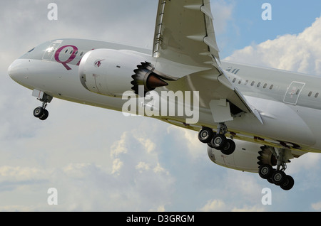 Boeing 787 Dreamliner aereo di linea N10187 in Qatar Airways i colori decollano a Farnborough. Volo di prova di aerei nuovi di zecca Foto Stock