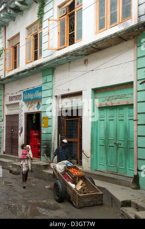 Scena di strada, Città Vecchia, Mombasa, in Kenya Foto Stock