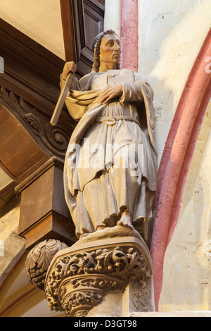 Statua all'interno della la chiesa di Notre Dame a Louviers, Eure, Alta Normandia, Francia Foto Stock