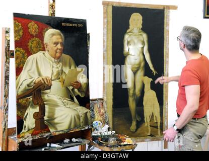 L'artista Michael Triegel noto come 'Papstmaler' ('Papa pittore') Opere sulla sua seconda ritratto di troncatura Papa Benedetto XVI nel suo studio di Leipzig, Germania, 19 febbraio 2013. Una m di altezza e 72 cm di larghezza del ritratto è un lavoro commissionato per l'ambasciata tedesca presso la Sede Apostolica di Roma. Si suppone di essere consegnati come un prestito a Roma a Joseph Ratzinger il compleanno il 16 aprile 2013. Foto: Waltraud Grubitzsch Foto Stock