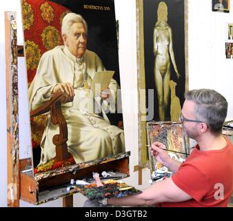 L'artista Michael Triegel noto come 'Papstmaler' ('Papa pittore') Opere sulla sua seconda ritratto di troncatura Papa Benedetto XVI nel suo studio di Leipzig, Germania, 19 febbraio 2013. Una m di altezza e 72 cm di larghezza del ritratto è un lavoro commissionato per l'ambasciata tedesca presso la Sede Apostolica di Roma. Si suppone di essere consegnati come un prestito a Roma a Joseph Ratzinger il compleanno il 16 aprile 2013. Foto: Waltraud Grubitzsch Foto Stock