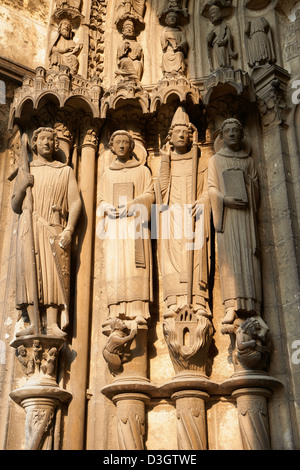 Statue gotiche da sud portico della Cattedrale di Chartres, Francia. . Un sito Patrimonio Mondiale dell'UNESCO. Foto Stock