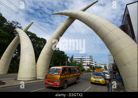 Le zanne di elefante, Moi avenue, Mombasa, in Kenya Foto Stock