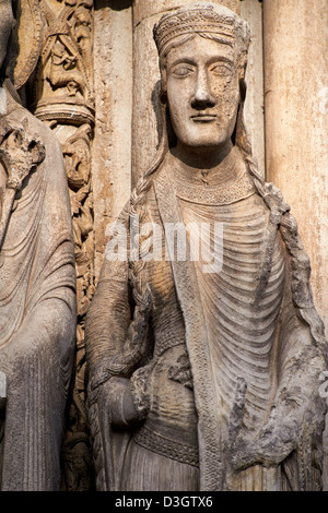 Statue gotiche da sud portico della Cattedrale di Chartres, Francia. . Un sito Patrimonio Mondiale dell'UNESCO. Foto Stock