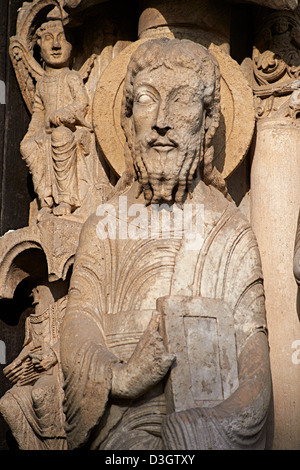 Statue gotiche da sud portico della Cattedrale di Chartres, Francia. . Un sito Patrimonio Mondiale dell'UNESCO. Foto Stock