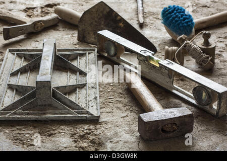 Costruzione in muratura della malta di cemento utensili Foto Stock