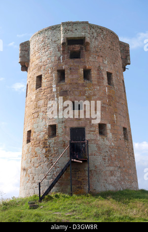 Le Hocq Tower, uno di Jersey torri rotonde, a san Clemente's Bay. Foto Stock