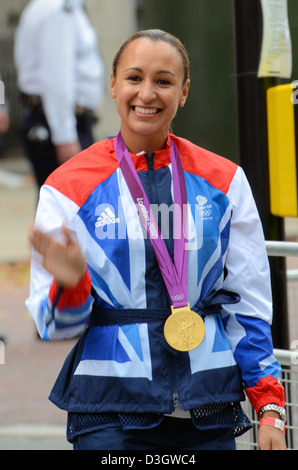 Jessica Ennis lasciando Buckingham Palace durante il London 2012 Olympic parata con la sua medaglia d'oro Foto Stock