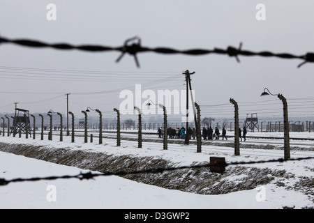 Il filo spinato e recinzioni di Birkenau del campo di concentramento di Auschwitz (II) a Oswiecim in Polonia. Foto Stock