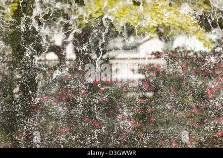 Otturatore a rapido rilascio di fontana acqua primavera nel quartiere Chiyoda di Tokyo Foto Stock
