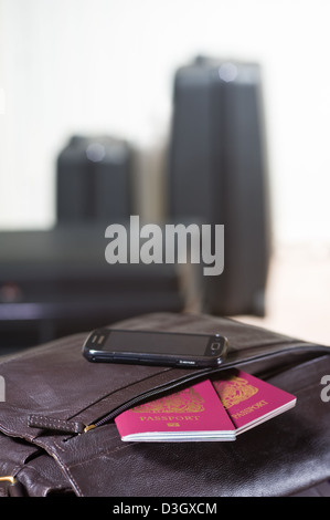 Passaporti spiccanti da una borsa da viaggio. Foto Stock