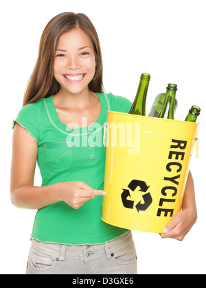 Riciclare! Il riciclaggio donna rivolti a riciclare icona sul cestino a bottiglie di vetro. Caucasian / ragazza asiatica isolati su sfondo bianco Foto Stock