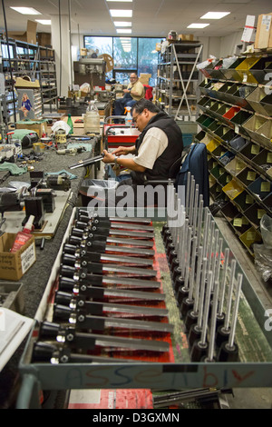 Lavoratori costruire torni e altre piccole macchine per la lavorazione dei metalli Foto Stock