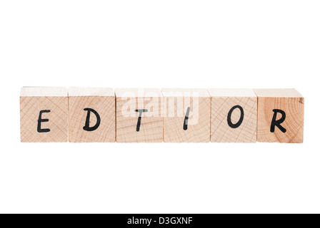 Editor contengono errori di ortografia utilizzando blocchi di legno su sfondo bianco. Foto Stock