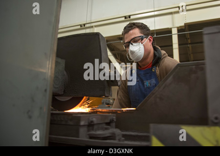 Lavoratori costruire torni e altre piccole macchine per la lavorazione dei metalli Foto Stock