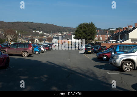 Aberystwyth, Wales, Regno Unito. Il 19 febbraio 2013. Sito proposto per il Mill Street lo sviluppo in Aberystwyth in cui i piani sono in atto per portare il nuovo commercio e occupazione alla città attraverso i nuovi negozi tra cui rapporti non confermati di Marks & Spencer e Tesco. La riconversione non è senza i suoi problemi come case, negozi, la città principale del parco auto e la vecchia Drill Hall dovranno essere demoliti per fare spazio a sufficienza, con alcuni locatari che rifiuta di lasciare quasi 2 anni dopo i piani iniziali sono state presentate. Credito: Barry Watkins / Alamy Live News Foto Stock