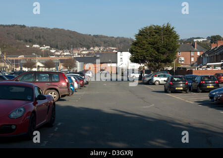 Aberystwyth, Wales, Regno Unito. Il 19 febbraio 2013. Sito proposto per il Mill Street lo sviluppo in Aberystwyth in cui i piani sono in atto per portare il nuovo commercio e occupazione alla città attraverso i nuovi negozi tra cui rapporti non confermati di Marks & Spencer e Tesco. La riconversione non è senza i suoi problemi come case, negozi, la città principale del parco auto e la vecchia Drill Hall dovranno essere demoliti per fare spazio a sufficienza, con alcuni locatari che rifiuta di lasciare quasi 2 anni dopo i piani iniziali sono state presentate. Credito: Barry Watkins / Alamy Live News Foto Stock