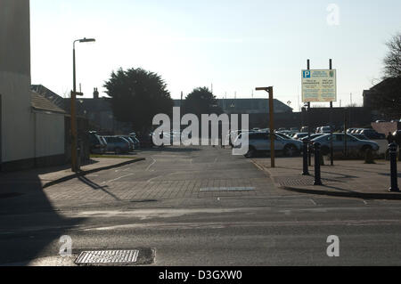 Aberystwyth, Wales, Regno Unito. Il 19 febbraio 2013. Sito proposto per il Mill Street lo sviluppo in Aberystwyth in cui i piani sono in atto per portare il nuovo commercio e occupazione alla città attraverso i nuovi negozi tra cui rapporti non confermati di Marks & Spencer e Tesco. La riconversione non è senza i suoi problemi come case, negozi, la città principale del parco auto e la vecchia Drill Hall dovranno essere demoliti per fare spazio a sufficienza, con alcuni locatari che rifiuta di lasciare quasi 2 anni dopo i piani iniziali sono state presentate. Credito: Barry Watkins / Alamy Live News Foto Stock