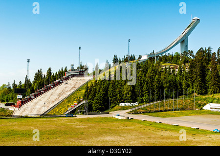 Estate il sole risplende sulla torre ed erba pendenza del deserto il Trampolino da Sci di Holmenkollen in attesa di essere rilanciato dalla neve invernale Foto Stock