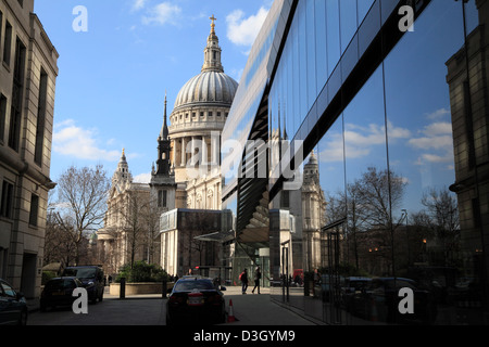 La Cattedrale di St Paul e riflessa in edifici per uffici, City of London, England, Regno Unito, GB Foto Stock