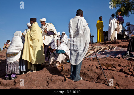 Pellegrini cristiani che frequentano una chiesa all'aperto, Servizio Lalibela, Etiopia Foto Stock